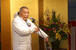 日本で4着しかないといわれているNASAのジャケットを着用してあいさつする大沢会長