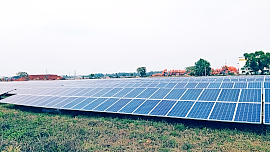 タタ日立社カラグプール工場敷地内に設置された太陽光パネル。