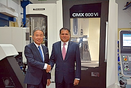 「CMX 600 Vi」の前で握手をする森社長（写真左）と Sanjay Jayavarthanavelu氏