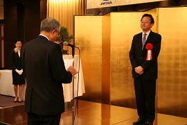 受賞者を代表して謝辞を述べる牧野二郎副会長