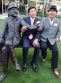 記念撮影をする石川社長（中）、彫刻家 三澤氏（右）