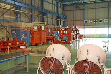 最新技術を導入した熱処理センター内は驚くほど静かで床もピカピカだ。5月に稼働するベトナム拠点にも同じ設備を入れる。