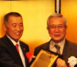 写真左：大沢オーエスジー会長　右：榊豊橋技術科学大学学長