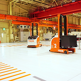工場内はAGFが活躍。自動立体倉庫を通じて、機械へ材料を供給したり、加工完了品の収納を行う