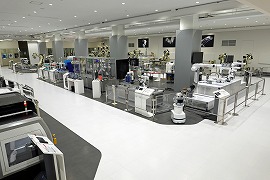 FA展示場では自動化生産ラインの事例を多数展示。