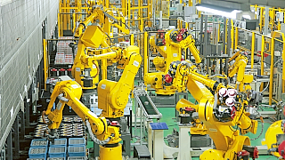 ファナック本社地区最大のサーボモータ工場。ファナックの技術を結集した最新のロボット化工場だ。部品取り出し、組立、試験、梱包までを高度に自動化している。