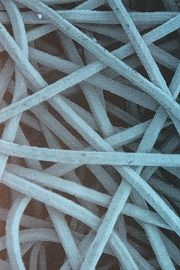 ミクロン単位の金属繊維からなる不織布の焼結体「ベキポア」。一般の金網が表面ろ過であるのに対し、内部ろ過の構造をとる。
