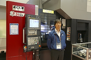 東日本で初展示となった「VC－X500」と徳田東京テクニカルセンター長。