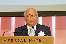 70周年の喜びと感謝を述べる岡本 アマダホールディングス会長兼CEO