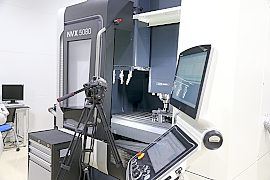 DMG MORIの「NVX5080」はCFRP加工専用マシン。やっかいな粉塵を吸い込みながら加工をする。