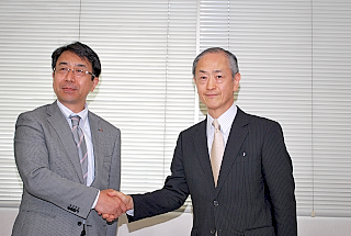 握手を交わす増田超硬工具協会理事長（右）、堀日本工具工業会理事長（左）